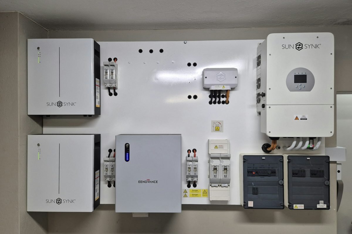 Inversor solar y equipos de medición montados en muro